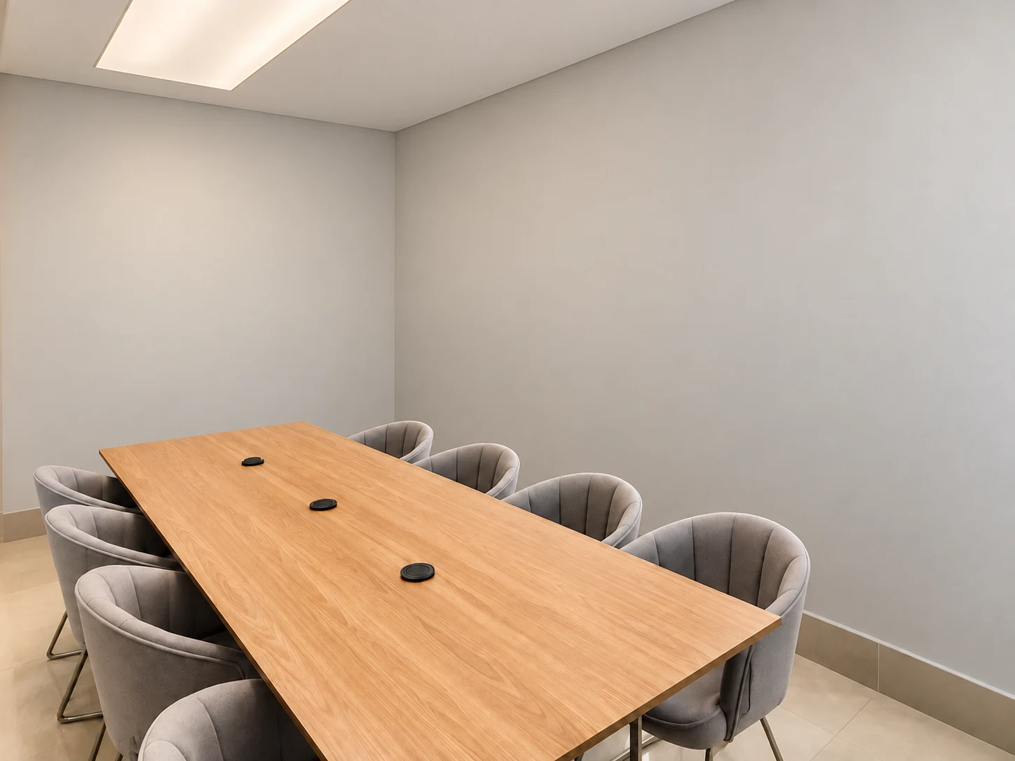 A mesma sala antes das prateleiras e do painel iluminado
