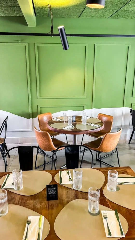 Composição de boiserie em um restaurante.