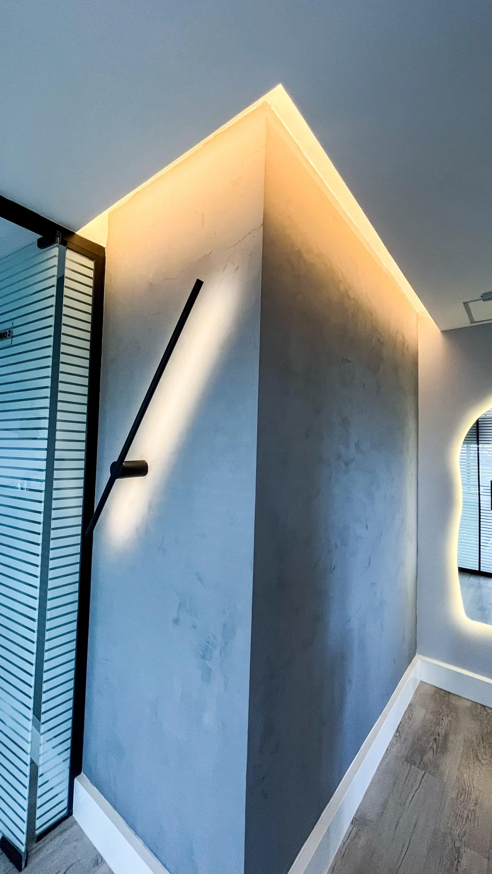 Revestimentos decorativos em gesso e drywall em Uberlândia. Painéis, nichos e recortes para compor ambientes sob medida.